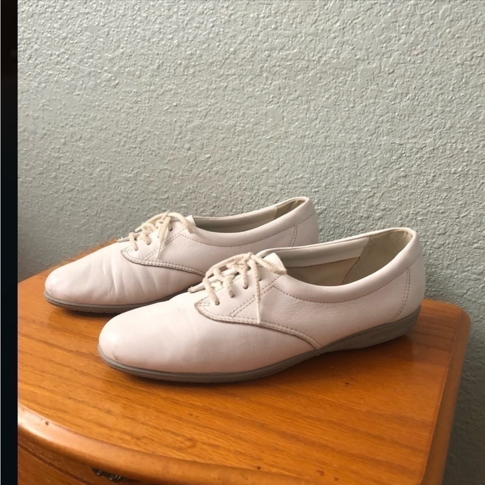 Easy spirit, white sneakers